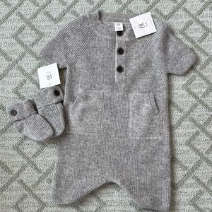 NWT Banana Republic Baby Heather Gray Cashmere One-Piece with booties 0-3M.